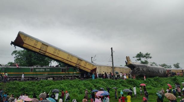 पश्चिम बंगाल में ट्रेन हादसा: रेलवे का 'कवच' रोक सकता है ट्रेन दुर्घटना