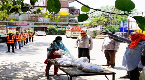 भाजपा प्रवक्ता व पार्षद ने जरूरतमन्दो और जोन 7 द्वारा संचालित कम्युनिटी किचन को दिया खाद्य सामग्री