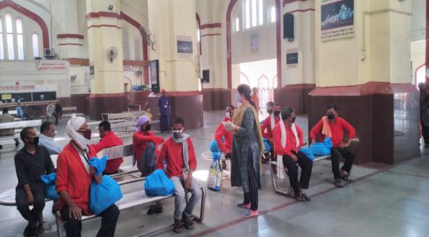 एहसास संस्था ने चारबाग रेलवे स्टेशन पर 100 कुलियो और सफाई कर्मचारियो के मदद को बढाया हाथ