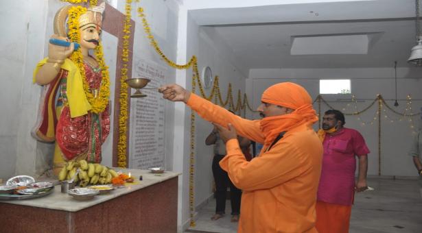 सोशल डिस्टेंस के साथ मनाया गया भगवान श्री चित्रगुप्त का स्थापना दिवस