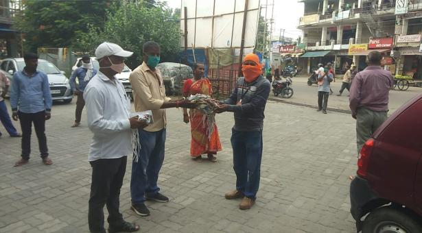 मैथलीशरण गुप्त वार्ड में सेवा सप्ताह के अन्तर्गत आज स्वच्छता अभियान के साथ बाटा गया मास्क और सेनेटाइजर