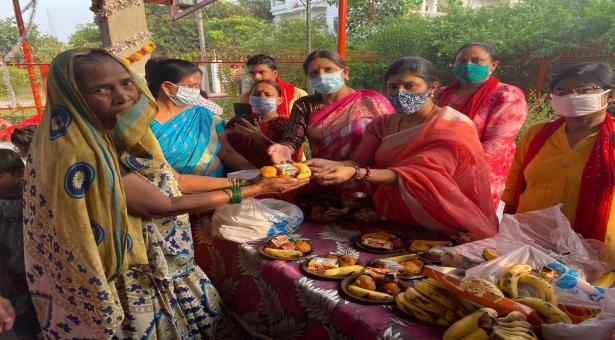 प्रधानमंत्री नरेन्द्र मोदी के जन्मदिन के अवसर भाजपा महिला मोर्चा द्वारा मलिन बस्तियों में हुआ फल वितरण