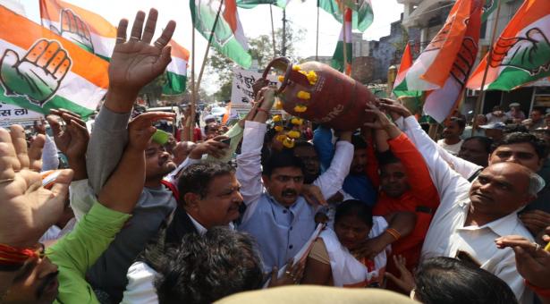 पेट्रोल,डीजल,रसोई गैस के दामों में भारी वृद्धि के विरोध में महानगर कांग्रेस कमेटी ने किया प्रदर्शन