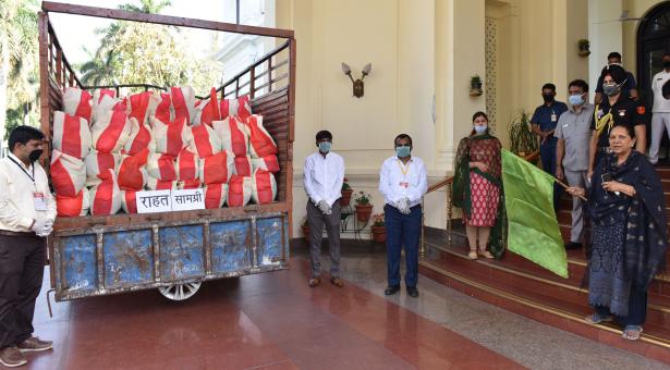 राज्यपाल ने मराठी समाज एवं इण्डियन बुलियन ज्वैलर्स संस्था की ओर से राहत सामग्री वाहन को हरी झंडी दिखाकर रवाना किया