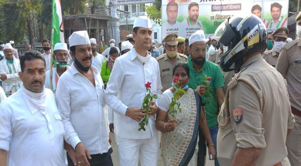 हाथरस धटना को लेकर गाँधी जयंती पर दीपक सिंह ने पुलिसकर्मियों को बांटे गुलाब के फूल