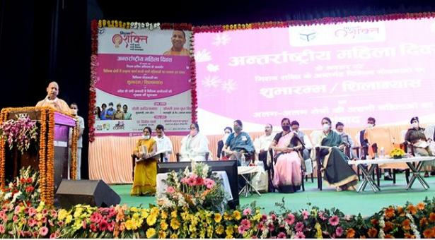 मुख्यमंत्री, उत्तर प्रदेश के कर-कमलों से गन्ना विभाग  द्वारा गठित महिला स्वयं सहायता समूहों को प्रदान किया गया ’मिशन शक्ति पुरस्कार’