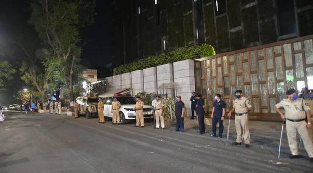 मुंबई में मुकेश अंबानी के घर के पास मिला विस्फोटक सामग्री,पुलिस मौके पर