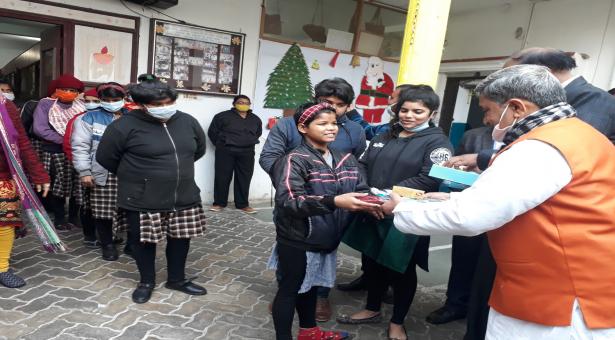 विकलांग, मन्दबुद्धि एवं असहाय 232 बच्चों को ठण्ड से बचाव हेतु स्वेटर एवं पैजामें का वितरण किया
