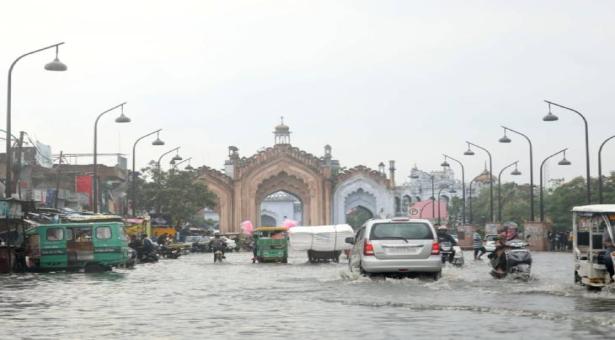 School Closed: Lucknow में खराब मौसम और बारिश के चलते आज बंद रहेंगे सभी स्कूल | UP News