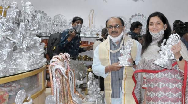खादी मंत्री ने दीपावली त्योहार को लोकल फार वोकल बनाने की लोगों से की अपील 