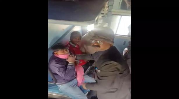 टिकट कलेक्टर ने ट्रेन में आदमी को मारा थप्पड़, वीडियो वायरल होने पर निलंबित