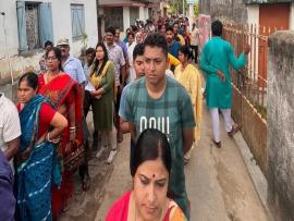 बंगाल-तमिलनाडु में सुबह से ही वोटर्स की लंबी लाइनें, रजनीकांत और कमल हासन भी वोट देने पहुंचे