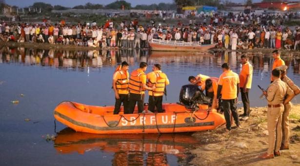 वृंदावन: यमुना नदी में नाव पलटने से मरने वालों की संख्या बढ़कर हुई 11, लापता 4 लोगों की तलाश अभी भी जारी